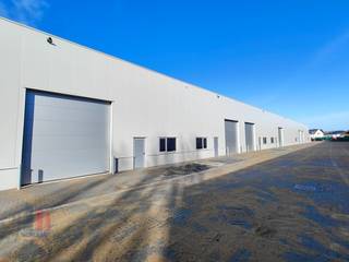 De casco loods van 333 m² heeft een vrije hoogte van 6 m en is opgebouwd uit een staalstructuur met betonplint in combinatie met...