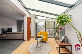 <p><strong>Ben je op zoek naar een ruime woning met handelsruimte, polyvalente ruimte, 2 à 3 slaapkamers én tuin in Erembodegem? Zo Gevonden!</strong></p>
<p>Met een bewoonbare oppervlakte van 272 m² op een perceel van 310 m² biedt deze eigendom heel wat ruimte en mogelijkheden. Dankzij de centrale ligging, nabij winkels, scholen, openbaar vervoer en belangrijke invalswegen, geniet je van een uitstekende bereikbaarheid. Bovendien beschikt de woning over een gunstig EPC-label C (206 kWh/m²/jaar), en centrale verwarming op aardgas.</p>
<p>Op het gelijkvloers vind je een commerciële ruimte van ca. 40 m², ideaal als winkel, kantoor of praktijk, aangevuld met een polyvalente ruimte van 69 m², een hobbyruimte van 10 m², een badkamer met douche, een afzonderlijk toilet en een berging/technische ruimte. Achteraan bevindt zich een aangename tuin van ca. 130 m².</p>
<p>Het woongedeelte bevindt zich op de verdiepingen en omvat een lichtrijke woonkamer, een gezellige zitkamer, een ingerichte keuken, een slaapkamer van 14,9 m², een tweede badkamer met ligbad en een zonnig dakterras. Op de tweede verdieping bevindt zich een ruime slaapkamer van 29,6 m², die eenvoudig kan worden opgesplitst in twee slaapkamers, waardoor de woning over drie slaapkamers kan beschikken.</p>
<p>Een ideale eigendom voor wie wonen en werken wil combineren of op zoek is naar veel ruimte en tal van mogelijkheden. Contacteer ons snel voor een bezoek!</p>