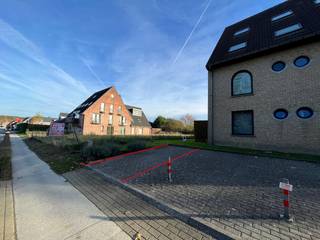 Langsheen de Lamstraat (hoek Lamstraat – Kouterstraat) in Merelbeke-Melle, vinden we deze autostaanplaats (nr. 5). <br /><br />Strategisch goed gelegen: op korte afstand van o.a. verschillende invalswegen, faculteit dierengeneeskunde, ... . <br /><br />Vraagprijs: 7 500 euro excl. registratie en notariskosten.