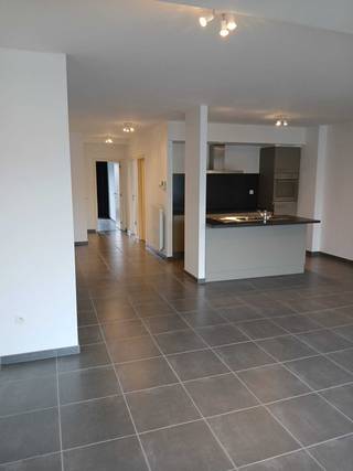 Appartement is gelegen op de 1ste verdieping van stijlvolle residentie "La Tilia" nabij het centrum. Het is toegankelijk met een lift, beschikt...