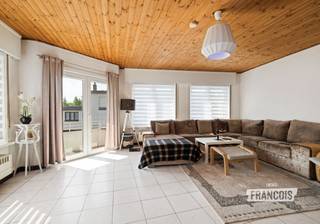 IMMO FRANCOIS MEETJESLAND PRESENTEERT GROENSTRAAT 62!<br /><br />WIJ VERWIJZEN U VOOR ALLE INFO, DOCUMENTEN EN ATTESTEN GRAAG DOOR NAAR ONZE WEBSITE: IMMOFRANCOIS.BE.<br /><br />WENST U EEN GRATIS EN VRIJBLIJVENDE VERKOOPSANALYSE MET WAARDEBEPALING VAN UW EIGENDOM? DARIO KOMT GRAAG BIJ U LANGS!<br /><br />Op een centrale en vlot bereikbare locatie nabij het centrum van Zelzate bevindt zich dit opbrengsteigendom bestaande uit twee afzonderlijke appartementen, elk met een eigen inkom. Dankzij de gunstige ligging bevinden winkels, scholen, openbaar vervoer en belangrijke invalswegen zich op korte afstand, wat deze eigendom bijzonder interessant maakt voor zowel investeerders als verhuurders.<br /><br />Het gelijkvloerse appartement beschikt over een bewoonbare oppervlakte van 109 m² en omvat een lichtrijke leefruimte, een afzonderlijke keuken, twee volwaardige slaapkamers, een badkamer, een apart toilet en een praktische kelder. Dit appartement behaalt een EPC-label D met een energiescore van 359 kWh/m² jaar.<br /><br />Het appartement op de verdieping biedt een bewoonbare oppervlakte van 136 m² en bestaat uit een lichtrijke leefruimte, een afzonderlijke keuken, drie volwaardige slaapkamers, een badkamer, een apart toilet, een ruime zolder en een inpandige garage. Met een EPC-label C en een energiescore van 229 kWh/m² jaar geniet deze woonentiteit bovendien van een gunstige energieprestatie.<br /><br />Beide appartementen zijn momenteel verhuurd, waardoor u vanaf de aankoop geniet van een onmiddellijke huuropbrengst. Bovendien beschikken beide woonentiteiten over een conforme elektrische keuring, wat deze eigendom tot een zorgeloze en interessante investeringsopportuniteit maakt. De combinatie van twee ruime woonentiteiten, een totale bewoonbare oppervlakte van 245 m² en een uitstekende ligging maakt dit een interessante opportuniteit voor wie op zoek is naar een rendabele investering.<br /><br />Bent u op zoek naar een interessant opbrengsteigendom met twee ruime, verhuurde appartementen en een onmiddellijk rendement? Aarzel dan niet om contact op te nemen met Dario Van Kerckvoorde van Immo Francois Meetjesland voor meer informatie of een bezoek ter plaatse.<br /><br />GRAAG ALS EERSTE OP DE HOOGTE VAN ONS AANBOD? 1) BEZORG ONS UW ZOEKVOORKEUREN EN WE HOUDEN CONTACT, 2) VOLG @IMMOFRANCOISMEETJESLAND VIA INSTAGRAM<br /><br />