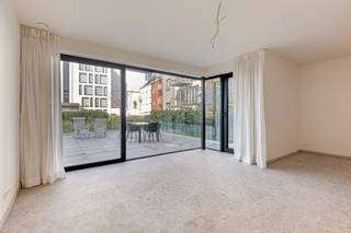 Cet élégant appartement d'une chambre de 71 m², construit en 2021, est situé dans la Koning Albertstraat à Courtrai. Grâce à son emplacement central, vous bénéficierez d'une excellente accessibilité et les magasins, les restaurants, les transports en commun et le centre-ville animé sont accessibles à pied.L'appartement a été fini avec des matériaux de qualité et offre un cadre de vie agréable et contemporain. Les grandes fenêtres laissent entrer beaucoup de lumière naturelle et créent une atmosphère ouverte et spacieuse. Depuis le salon, vous avez un accès direct à la grande terrasse, où vous pourrez vous détendre.Disposition de l'appartement : - Hall d'entrée avec toilettes séparées pour les invités- Espace de vie lumineux avec accès à la spacieuse terrasse- Cuisine ouverte entièrement équipée- Chambre spacieuse avec espace de rangement pratique- Salle de bain moderne avec douche et lavabo- Terrasse spacieuse- Espace de rangement supplémentaire disponible au sous-sol, idéal pour le rangement Grâce à son emplacement central, les magasins, les restaurants, les transports en commun et le centre-ville sont accessibles à pied.L'appartement comprend également un garage souterrain qui peut être acheté au prix fixe de 35 000 euros. Vous souhaitez obtenir plus d'informations sur cette propriété ou vous souhaitez visiter le site ? Contactez Alissia Dewitte (0472 18 64 21 - alissia.dewitte@dewaele.com)Registre des mesures: non