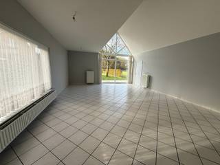 Rustig gelegen woonhuis met 3 slaapkamers, tuin en garage.Indeling en omschrijving:Inkomhal met de trap naar de bovenverdieping en rechts hiervan een...