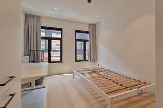 <p><span><span><span> </span></span></span>En plein centre de Louvain, au milieu de la Tiensestraat et à proximité des différentes facultés, vous trouverez cette résidence étudiante entièrement rénovée avec jardin et local à vélos. La Résidence de Tiense se compose de 13 chambres d'étudiants spacieuses avec sanitaires privés, d'une superficie de 15 à 21 m².<br />Les chambres sont lumineuses, entièrement meublées et disponibles pour la prochaine année académique. Vous êtes à la recherche d'un lieu d'étude central et agréable, ou vous souhaitez économiser sur votre loyer en faisant un investissement durable pour l'avenir ?</p>