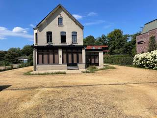 Gerestaureerde karakteristieke kantoorvilla uit de jaren 20-30 van de vorige eeuw. Kan dienst doen als huis (voorzieningen om in te pluggen met...