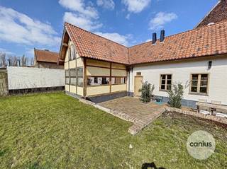 TIJDLOZE WONING IN HARTJE SINT-TRUIDEN Aan de stadsrand van Sint-Truiden, treffen wij op het Begijnhof deze unieke woning aan gelegen op een uiterst...