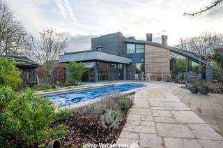 Maison familiale conceptuelle idéalement située sur un terrain de plus de 2000 m² et dans un quartier résidentiel à proximité du centre du...