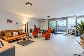 <u><strong>Stijlvol gelijkvloers 2-slaapkamerappartement met 2 badkamers, ruim terras en stadstuin in Lanaken.</strong></u><br /><br />Op zoek naar een stijlvol en instapklaar appartement waar comfort, ruimte en een moderne afwerking centraal staan?<br />Dit prachtige gelijkvloerse appartement, gelegen aan de Koning Albertlaan 88 in Lanaken, is een echte parel.<br /><br />Met twee slaapkamers, twee badkamers, een royale leefruimte, een luxueus uitgeruste keuken en een heerlijk terras en stadstuin biedt dit appartement alles voor wie comfortabel en eigentijds wil wonen!<br /><br /><strong>Centrale ligging in Lanaken</strong><br /><br />Het appartement bevindt zich aan de Koning Albertlaan, op een gunstige locatie in Lanaken. Van hieruit zijn het centrum, winkels, supermarkten, horecazaken en andere dagelijkse voorzieningen vlot bereikbaar, alsook bevindt zich het openbaar vervoer op wandelafstand.<br />Ook de verbindingswegen richting Maastricht (NL) en de E314 bevinden zich op korte afstand.<br /><br /><strong>Lichtrijke leefruimte met directe toegang tot de stadstuin</strong><br /><br />Bij het binnenkomen wordt u verwelkomd in een verzorgde inkomhal die toegang biedt tot de verschillende ruimtes van het appartement.<br />De ruime woonkamer vormt het hart van de woning en geniet dankzij de grote raampartijen van een bijzonder aangename lichtinval. Bovendien beschikt de leefruimte over airconditioning.<br /><br />Via de grote ramen staat de woonkamer rechtstreeks in verbinding met het ruime terras met tuin.<br />Een ideale plek om te genieten van een aperitief, gezellig buiten te eten of simpelweg tot rust te komen!<br /><br />Aansluitend bevindt zich de bijzonder moderne keuken. Deze werd luxueus en kwalitatief afgewerkt en beschikt over een praktisch keukeneiland.<br />Als extra troeven zijn er onder meer een wijnkoeler en een ruime koelkast aanwezig.<br />Een keuken die niet alleen bijzonder mooi oogt, maar ook voorzien is van alles wat u nodig heeft om comfortabel te koken en te genieten!<br /><br />Naast de keuken bevindt zich een praktische berging met aansluitingen voor wasmachine en droogkast.<br /><br /><strong>Twee slaapkamers en twee badkamers</strong><br /><br />Het appartement beschikt over twee comfortabele slaapkamers, die beide voorzien zijn van airconditioning.<br />Een absolute meerwaarde zijn de twee afzonderlijke badkamers.<br />De eerste badkamer is uitgerust met een inloopdouche, dubbele lavabo en toilet. De tweede badkamer beschikt eveneens over een douche, lavabo en toilet.<br />Deze indeling biedt extra comfort en privacy en maakt het appartement bijzonder geschikt voor koppels, een klein gezin of wie graag over een volwaardige logeer- of werkkamer beschikt.<br /><br />Ook op praktisch vlak werd aan alles gedacht.<br />In de ondergrondse verdieping beschikt het appartement over een privatieve kelderberging, ideaal voor het opbergen van fietsen, seizoensgebonden spullen of andere materialen.<br />Daarnaast is er een privatieve garage aanwezig, zodat u uw wagen veilig en comfortabel kunt parkeren.<br /><br /><strong>Troeven op een rij</strong>
<ul>
<li>Modern en stijlvol gelijkvloers appartement</li>
<li>2 slaapkamers en 2 badkamers</li>
<li>Lichtrijke woonkamer met airconditioning</li>
<li>Grote raampartijen met zicht en toegang tot het terras en stadstuin</li>
<li>Ruim terras met tuin</li>
<li>Privatieve kelderberging en garage<br /> </li>
</ul>
Bent u op zoek naar een modern en volledig instapklaar gelijkvloers appartement waar ruimte, comfort en een aangename buitenruimte samenkomen? Dan is dit appartement aan de Koning Albertlaan absoluut een bezoek waard.<br /><br />Uw nieuwe thuis ontdekt? Plan dan vandaag nog uw bezoek.<br />U kan ons contacteren via het nummer <strong><span>089 23 44 22 </span></strong>of mail naar <strong><span>info@immoverslegers.be</span></strong>.<br /><br />Nieuwsgierig naar meer? <br />Bekijk de video van dit appartement. <br />Zo krijgt u meteen een beter gevoel bij de ruimtes en de indeling!<br />( https://youtube.com/shorts/HMOICVb24_s?si=PwE9cTUnPOhA6M5o )