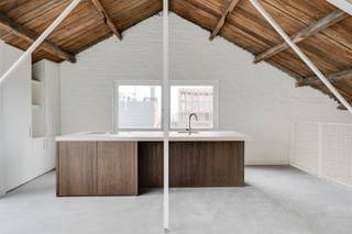 <p><span>Iconische loft aan het begeerde Eilandje.</span></p><p><span> </span></p><p><span>Wonen met karakter in een industriële setting op een toplocatie. </span></p><p><span> </span></p><p><span>Welkom in deze uitzonderlijke, volledig gerenoveerde loft van ca. 185m², waar ruimte, design en hedendaags comfort centraal staan. Een plek waar elke vierkante meter niet alleen nuttig is, maar ook sfeervol en authenticiteit uitstraalt.</span></p><p><span> </span></p><p><span>Denk aan hoge plafonds, grote raampartijen en natuurlijke materialen.</span></p><p><span> </span></p><p><span>Hier leef je op het bruisende Eilandje, om de hoek van het Willemdok en de Napoleonkaai. Hier ben je omgeven door architectuur, gastronomie, de gezelligste terrassen en wandel je zo de stad in.</span></p><p><span> </span></p><p><span> </span></p><p><span>Waarom je hier wil wonen</span></p><p><span>- Iconische loftsfeer met industriële accenten en veel licht</span></p><p><span>- Terras met veel privacy en namiddag/avondzon</span></p><p><span>- Ruime masterbedroom </span></p><p><span>- 2 ruime gastenkamers </span></p><p><span>- 2 badkamers</span></p><p><span>- Mogelijkheid tot aankoop autostaanplaats (€ 45.000)</span></p><p><span> </span></p><p><span> </span></p><p><span>De loft ligt op de hoogste verdieping van een oud pakhuis. Er is een royale leefruimte met trap naar de open leefkeuken. Het kloppend hart van de loft. Open, luchtig, licht en met toegang naar het terras.</span></p><p><span> </span></p><p><span>De op maat gemaakte keuken werd voorzien van alle toestellen en werd met mooie materialen afgewerkt. De betonvloeren sluiten perfect aan bij het industriële karakter van de loft en de natuurlijke materialen in de keuken.</span></p><p><span> </span></p><p><span>Er is een ruime masterbedroom met een eigen badkamer.</span></p><p><span> </span></p><p><span>De 2 gastenkamers delen een 2</span><span><sup>de</sup></span><span> badkamer. Wat heb je nog meer nodig? </span></p><p><span> </span></p><p><span>Dit is niet zo maar een appartement. Dit is een echte lofte mét karakter en een zee van ruimte.</span></p><p><span> </span></p><p><span>Plan je bezoek via <span>www.sinjoor.be</span></span><span> of bel ons voor meer informatie 03 283 05 00.</span></p><p><span> </span></p>