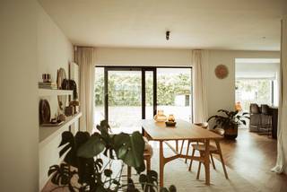 In landhuis 't Sonnehuys gaan tijdloze architectuur, warmte, licht en hedendaags wooncomfort harmonieus samen.  Gelegen in aangename woonwijk Donk, op wandelafstand van de Villerslei, werd deze charmante villa in 2016 volledig vernieuwd.  Inkomhal met gastentoilet, vestiaire en berging, ruime woonkamer doorlopend naar keuken met kookeiland, toegang met schuifpui naar ruim terras en zonnige tuin met privacy.  Op de verdieping: 4 slaapkamers, badkamer (ligbad, inloopdouche, wastafel in meubel en toilet).  Vaste trap vanuit een slaapkamer naar de afgewerkte kamer op de 2de verdieping met ingemaakte kasten.