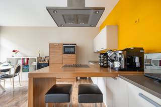 Op een centrale en gegeerde locatie in Antwerpen vinden we dit instapklare 2 slpk appartement.<br /><br /><strong>Ligging</strong><br />Het appartement is gelegen in de Essenstraat een aangename en goed bereikbare buurt met alles binnen handbereik. U bevindt zich op korte afstand van winkels, openbaar vervoer, scholen en horecagelegenheden. Dankzij de vlotte verbindingen bent u snel in het stadscentrum.<br /><br /><strong>Indeling</strong><br />Bij het betreden van het appartement komt u binnen in de ruime en lichtrijke woonkamer, dankzij de grote ramen, vormt het hart van de woning en biedt een aangename leefruimte. De geïnstalleerde keuken beschikt over zowel boven- als onderkasten.<br /><br />Via de nachthal heeft u toegang tot twee slaapkamers van respectievelijk 12 m² en 8 m². Verder vindt u hier een badkamer en een apart gastentoilet met handenwasser. De badkamer is uitgerust met een ligbad en een wastafel.<br /><br /><strong>Troeven</strong>
<ul>
<li><span>Centrale ligging </span></li>
<li><span>Goede bereikbaarheid </span></li>
<li><span>Ideaal als investering of starterswoning</span></li>
<li><span>EPC 142 kWh/m2</span></li>
<li><span>Elektriciteit conform</span></li>
<li><span>2 slaapkamers</span></li>
<li><span>Veel lichtinval </span></li>
</ul>
<span>Benieuwd naar meer? Neem contact op voor een bezichtiging via 0483 51 30 01 of mail naar ruzanna@wellimmo.net</span><br />