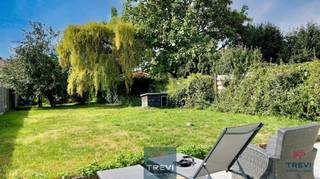 <p><span>SOUS OPTION Hennuyères, à un jet de pierre de la gare et de toutes les facilités, belle maison 3 façades avec joli jardin dans un environnement résidentiel prisé. La maison se compose d'un vaste hall d'entrée carrelé de 15 m² avec toilette invités vers le grand garage (équipé d'une porte électrique neuve) et sa buanderie. Grand séjour carrelé de 40 m² et cuisine équipée vers la véranda carrelée, la terrasse et le joli jardin arboré bien orienté. À l'étage, via le hall de nuit, grande chambre parentale de 20 m² et deux autres chambres de 11 m² et 9 m². Agréable salle de bain équipée d'une toilette. Grenier de rangement. CC gaz et nouvelle chaudière au gaz. Citerne d'eau de pluie. Nouveau pavage extérieur et terrasse. Peb C. Double vitrage PVC et bois et volets. Faire offre à partir de 320 000 €. Infos et visites au 02/355.50.55</span></p>