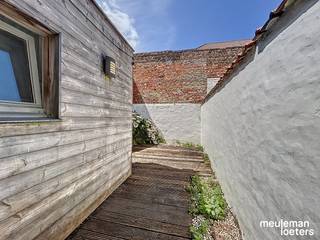 Aan de rand van het historische Brugge tussen de Gentpoort en de Katelijnepoort vindt u deze gerenoveerde instapklare stadswoning.De ligging van de...