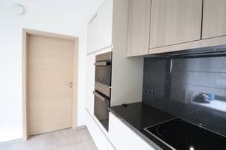 Dit lichtrijke 2-slaapkamerappartement op de eerste verdieping is ideaal gelegen nabij het centrum van Sint-Amands. Met een bewoonbare oppervlakte van ca. 90 m² en een aangenaam overdekt terras van ca. 10 m² biedt het alle comfort. Het appartement beschikt over een centrale inkomhal, ruime leefruimte met open ingerichte keuken, berging, apart toilet, twee slaapkamers en een badkamer. Verder zijn er een individuele berging en autostaanplaats inbegrepen. Verwarming via CV op gas en dankzij het uitstekende <strong>EPC-label A</strong> is dit appartement bijzonder energiezuinig. <strong>Huurprijs: €875/maand.</strong> Voor meer informatie of een bezoek, contacteer ons vrijblijvend op <strong>03/283 84 84</strong> of via <strong>viktor@ax-quality.be</strong>.