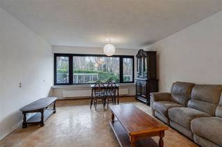 <p>Dit <strong>ruime gelijkvloerse appartement </strong>met een bewoonbare oppervlakte van <strong>95 m²</strong> bevindt zich aan de Turnhoutsebaan 457 in Antwerpen, recht tegenover het groene Rivierenhof. Dankzij de tramhalte voor de deur, winkels op wandelafstand en de vlotte verbinding met het centrum en de autostrade, geniet u hier van een bijzonder centrale en praktische ligging.</p><p>Het appartement beschikt over een aangename leefruimte, een keuken, een praktische berging, een badkamer, een apart toilet en maar liefst <strong>drie volwaardige slaapkamers</strong>. Dankzij de gelijkvloerse ligging is het appartement bovendien vlot toegankelijk, zonder trappen of lift.</p><p>De afgelopen jaren werden <strong>verschillende renovatiewerken uitgevoerd</strong>. Zo werden in 2025 nieuwe ramen geplaatst. Daarnaast werd bijkomende isolatie aangebracht in de muren van de leefruimte. Ook de elektriciteit werd volledig vernieuwd en is conform gekeurd. Verder werden nieuwe toevoerkranen en drukregelaars voor de waterleiding geplaatst. Het EPC dateert van voor deze uitgevoerde werken. Het appartement beschikt eveneens over een conformiteitsattest van de stad Antwerpen.</p><p>Een extra troef is de flexibiliteit die dit appartement biedt. U kunt het aankopen voor eigen bewoning en verder naar eigen smaak inrichten, of kiezen voor een investering met een bestaande verhuuractiviteit. Het appartement is momenteel verhuurd en kan worden overgenomen met de huidige huurders, wat het interessant maakt voor wie op zoek is naar een vastgoedinvestering met lopende huurinkomsten.</p><p>Extra troeven:<br />- EPC: 268 kWh/m² (C-score → GEEN renovatieverplichting)<br />- Perceelscore A, gebouwscore A<br />- Niet gelegen in (mogelijk) overstromingsgevoelig gebied, noch in afgebakend overstromingsgebied of risicozone<br />- Bestemming: stedenbouwkundige informatie en maatregelenregister in aanvraag.</p><p>Nabij school, winkels, autosnelweg, openbaar vervoer, etc. Voor meer info ga naar www.coenenvastgoed.be of bel 03/375.82.92. </p>