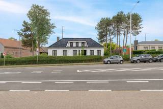 Wil je wonen en werken combineren op dezelfde plaats? Dan is dit wat je zoekt!<br /><br />Deze woning bevindt zich op een zeer bereikbare en zichtbare locatie net aan een afrit van de verbindingsweg N60. De perfecte locatie voor uw zaak. Daarnaast biedt de woning maar liefst een bruikbare vloeroppervlakte van 241 m² met nog een extra bijgebouw van 35m² die nu dienst doet als garage. De verwarmingsinstallatie op gas werd recent vernieuwd wat resulteert in een gunstige EPC score zonder renovatieplicht. <br /><br />Indeling:<br />-GLV: Via de ruime inkomhal met toilet betreed je rechts de lichtrijke leefruimte met aansluitend de keuken. Verder zijn er nog 3 slaapkamers waarvan een zeer grote die perfect gesplitst kan worden gezien er twee toegangsdeuren zijn. Ook is er een badkamer en een zeer ruime berging.<br />-1stV: De nachthal geeft toegang tot 3 slaapkamers en 2 zolderruimtes. Indien gewenst kunnen deze laatste 2 nog omgevormd worden tot twee bijkomende kamers.<br /><br />Spreekt deze unieke eigendom op een uitzonderlijke locatie jou aan? Kom deze snel zelf ontdekken.
