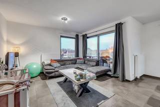 <p>Voor meer info of een bezoek, bel 053 59 49 32 - Dit <strong>appartement van ca. 100 m²</strong> is ruim ingedeeld en ligt op een goede, centrale locatie. Winkels, openbaar vervoer en andere voorzieningen bevinden zich in de nabije omgeving, wat het geheel extra praktisch maakt. Het appartement bevindt zich op<strong> de eerste verdieping</strong> van het gebouw. Bij het binnenkomen kom je in de inkomhal die toegang geeft tot de verschillende ruimtes. De leefruimte is lichtrijk en sluit aan op de uitgeruste keuken. Er zijn <strong>twee volwaardige slaapkamers, </strong>waardoor het appartement geschikt is voor een koppel, klein gezin of als investering. Verder is er een badkamer en voldoende opbergruimte. Buiten is er <strong>een gezellig terras</strong> aan de achterkant van het gebouw. <strong>In de vraagprijs is ook een garage inbegrepen, </strong>wat een mooie extra troef is. Het appartement is momenteel verhuurd en bewoonbaar na wettelijke opzegtermijnen. <strong>EPC-Label B</strong> - Geen lift - <strong>Elektriciteit Conform </strong>(Maatregelenregister in aanvraag)</p>