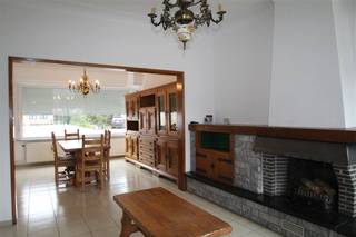 Deze ruime woning is voorzien van een inkomhal, woonkamer, keuken, badkamer, berging, kelder, 3 slaapkamers, zolder met vaste trap, overdekt terras, tuin en garage.<br /><br />Gelijkvloerse verdieping:<br />- keuken (ca. 19m²) voorzien van koelkast, keramische kookplaat met dampkap, combi-oven en voldoende bergruimte<br />- woonkamer (ca. 30m²)<br />- badkamer (ca. 6m²) voorzien van lavabo, douche en apart toilet<br />- berging/wasplaats (ca. 10m²) met aansluiting voor wasmachine en cv-installatie (stookolie)<br />- kelder (ca. 7m²)<br /><br />Eerste verdieping:<br />- slaapkamer 1 (ca. 16m²)<br />- slaapkamer 2 (ca. 12m²)<br />- slaapkamer 3 (ca. 9m²)<br /><br />Tweede verdieping:<br />- zolder (ca. 47m²) met vaste trap<br /><br />Bijzonderheden:<br />- rolluiken voorzien<br />- zeer grote tuin met overdekt terras<br />- EPC: 414 kWh/m² <br />- geen vaste kosten<br />- beschikbaar vanaf 01/10/2026<br /><br />(ver-)Kopen of (ver-)huren in regio Kalmthout / Essen?<br />Met vragen kan u altijd bij ons terecht!<br />Dewaele vastgoed met advies.
