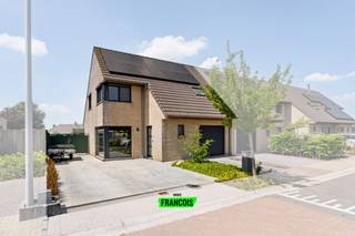 Op wandel- en fietsafstand van het bruisende centrum bevindt zich deze charmante hoekwoning, gelegen in een rustige, kindvriendelijke woonwijk...