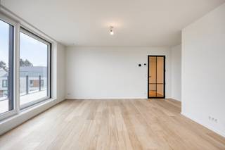 LOFTAPPARTEMENT op 2e verdieping in residentie DIANTHUS I app 2.2 Dit appartement in Residentie Dianthus I is gelegen in het rustige nieuwbouwproject Anjelierenlaan in Denderleeuw. Rondom de residentie is er een ruime groenzone waar de bewoners van de verkaveling rustig kunnen wandelen, spelen,.. maar vooral: genieten van de omgeving. Het appartement geniet van veel lichtinval, heeft 2 slaapkamers waarvan 1 met dressing, 2 badkamers telkens met inloopdouche, een zeer ruime open leefruimte en een privaat terras van ruim 34m² . Bovendien is het volledige appartement voorzien van vloerverwarming en is het afgewerkt met zeer kwalitatieve materialen. Het gebouw beschikt tevens over een ondergrondse parking waarbij er voor iedere wooneenheid autostaanplaatsen of garages te koop zijn. Elk appartement beschikt over een berging en enkele fietsplaatsen. Zie jij jezelf hier wonen? Bel Ewout op 0497 588 888 of mail naar contact@huysmanbouw.be voor meer informatie. Meer info over het project op huysmanbouw.be