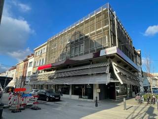 Dit unieke handelspand is uitzonderlijk goed gelegen langs de Antwerpsesteenweg in Gent (Sint-Amandsberg), vlakbij de R40 en op slechts zes...