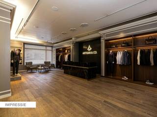 Dit ruim handelspand (multi-functionele invulling) met extra ruimte is gelegen in de commerciële binnenstad (Hasselt), in zijstraat van Hoogstraat, op ca. 150 m van Grote Markt en op ca. 700 m van station.<br />Op de bovenste verdieping bevindt zich een zelf in te vullen ruimte van ca. 18m² met een mooi uitzicht en veel lichtinval. Er is een aparte ingang voorzien voor deze ruimte.<br /><br />INDELING <br />Kelderverdieping +- 60m² dient als stockage ruimte/ bureau te betreden via de winkelruimte<br />Gelijkvloers/ showroom - winkelruimte +-106m²<br />Buitenpatio van +-13m²<br /><br />Buitengewone kenmerken;<br />- stijlvolle en ruime ruimte<br />- zeer goede commerciële ligging<br />- grote stockageruimte<br />- multi-functionele ruimte<br />- enkel op te frissen gezien het gebruik van degelijke materialen<br /><br />EPC E