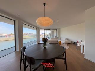 Welkom in dit prachtige nieuwbouwappartement, waar luxe en comfort samenkomen voor een ongeëvenaarde woondynamiek. Dit ruime appartement biedt twee stijlvolle slaapkamers en twee verfijnde badkamers, perfect ontworpen voor modern wonen.<br /><br />Met een focus op hoogwaardige afwerkingen en doordachte details, is dit appartement een toonbeeld van elegantie. De keuken is uitgerust met state-of-the-art apparatuur en een eigentijds ontwerp, waardoor koken een waar genot wordt. De open plattegrond stroomt naadloos over in de woonruimte, die uitnodigt tot ontspanning en entertainment.<br /><br />Een van de meest opvallende kenmerken van dit appartement is het adembenemende uitzicht op het water. Vanuit de grote ramen geniet u van panoramische vergezichten die rust en sereniteit uitstralen, waardoor elke dag begint en eindigt met een vleugje schoonheid en rust.<br /><br />Gelegen in een gewilde buurt, profiteert u van een scala aan voorzieningen en gemakken in de omgeving. Of u nu geniet van een ontspannen wandeling langs de waterkant of zich vermengt met de bruisende sfeer van de stad, dit appartement biedt de perfecte balans tussen rust en levendigheid.<br /><br />Kortom, dit nieuwbouwappartement belichaamt de essentie van hedendaags wonen, met zijn onberispelijke afwerking, uitstekende voorzieningen en betoverende uitzichten. Maak van dit appartement uw nieuwe thuis en ervaar het beste wat het leven te bieden heeft. Neem vandaag nog contact met ons op voor een bezichtiging en laat u betoveren door de mogelijkheden die dit appartement te bieden heeft.<br /><br />€ 95 provisie A.O.