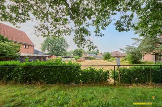  Large parcelle de 27,7 mètres pour un développement ouvert avec une superficie de 9aren 82centiaren. Contactez-nous pour obtenir le règlement de...