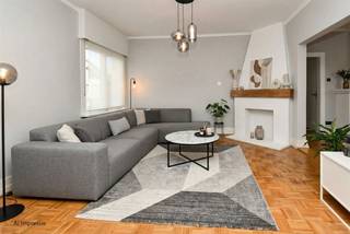 <p><span>Deze charmante woning in Pulle biedt een perfecte combinatie van comfort en functionaliteit. Met een bewoonbare oppervlakte van 139 vierkante meter en een grondoppervlak van 424 vierkante meter, beschikt deze familiewoning over voldoende ruimte voor het gezin.</span></p><p><span> </span></p><p><span>De woning telt 3 slaapkamers met mogelijkheid tot creëren van 4 de, ideaal voor families of voor degenen die behoefte hebben aan extra werkruimte of gastenverblijf. Met één badkamer voorzien van hedendaagse voorzieningen, is de woning praktisch en goed afgewerkt. Een aparte garage biedt veilige parkeerruimte en extra opslagruimte/hobby ruimte.</span></p><p><span> </span></p><p><span>De begane grond beschikt over een gezellige woonkamer met open haard, perfect voor ontspanning en familie-evenementen. De moderne keuken is voorzien van hoogwaardige inbouwapparatuur in roestvrij staal en pronkt met een elegante witte afwerking en zwart werkblad. Aan de eethoek wordt veel daglicht binnengebracht door grote raampartijen, wat de ruimte aantrekkelijk en uitnodigend maakt.</span></p><p><span> </span></p><p><span>De karaktervolle houten vloeren lopen door het hele huis en geven een warm, authentiek gevoel. Het interieurontwerp is rustiek en stijlvol, met aandacht voor detail en kwaliteit.</span></p><p><span> </span></p><p><span>Buiten biedt de royale tuin een geweldige ruimte voor ontspanning en buiten activiteiten. Met de moderne tuinpaviljoen kunt u het hele jaar door van uw buitenruimte genieten.</span></p><p><span> </span></p><p><span>Deze woning in Pulle is een uitstekende keuze voor families die op zoek zijn naar een comfortabel, goed onderhouden huis met modern comfort en voldoende ruimte.</span></p>