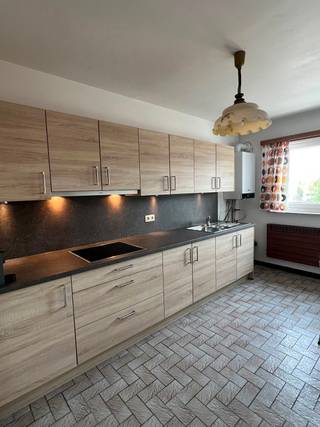 Dit appartement is ideaal gelegen in het centrum van Herne, op wandelafstand van het station en met vlotte toegang tot winkels, openbaar vervoer en andere voorzieningen.
Het appartement beschikt over een ruime en lichtrijke leefruimte, een recente keuken , twee slaapkamers, een badkamer en een apart toilet.
Er is ook een klein terrasje, waar u kan genieten van de buitenruimte.
Voor een bezoek of meer informatie, stuur verhuur@immosophieenco.be
! KANDIDATUUR ENKEL VIA MAIL !