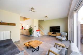 <p><span>Instapklare halfopen bebouwing op toplocatie in Edegem (Molenveldwijk)</span></p><p><span> </span></p><p><span>Bent u op zoek naar een moderne, energiezuinige woning op een uitstekende locatie? Dan is deze prachtige halfopen bebouwing in de gegeerde Molenveldwijk in Edegem zeker een bezoek waard.</span></p><p><span> </span></p><p><span>Deze instapklare woning, gebouwd in 2015, combineert hedendaags wooncomfort met een uitstekende energieprestatie (energielabel A). Dankzij de grote raampartijen geniet u doorheen de hele woning van een overvloed aan natuurlijke</span></p><p><span> lichtinval, wat zorgt voor een aangename en open woonbeleving.</span></p><p><span> </span></p><p><span>De woning beschikt over drie volwaardige slaapkamers en een moderne badkamer. De lichtrijke leefruimte vormt het hart van de woning en sluit perfect aan bij de hedendaagse levensstijl. De praktische indeling, kwalitatieve afwerking en uitstekende staat van onderhoud maken dat u hier zonder renovatiewerken onmiddellijk kunt intrekken.</span></p><p><span> </span></p><p><span>Met haar energielabel A biedt deze woning niet alleen optimaal wooncomfort, maar ook een laag energieverbruik. De halfopen bebouwing zorgt bovendien voor extra privacy en een aangenaam gevoel van ruimte.</span></p><p><span> </span></p><p><span>Gelegen in de geliefde Molenveldwijk geniet u van een rustige, residentiële omgeving met scholen, winkels, openbaar vervoer en belangrijke invalswegen binnen handbereik. Deze toplocatie maakt de woning bijzonder aantrekkelijk voor gezinnen en iedereen die comfortabel wil wonen in een groene en goed bereikbare buurt.</span></p><p><span> </span></p><p><span>Kortom, een moderne en instapklare gezinswoning met drie slaapkamers, veel natuurlijke lichtinval en een uitstekende energieprestatie, gelegen op een van de meest gegeerde locaties van Edegem.</span></p><p><span> </span></p><p><span>Ter info: de aanwezige meubels maken deel uit van de woning en blijven ter plaatse. </span></p><p><span> </span></p><p><span>Interesse? Contacteer ons vandaag nog voor meer informatie of een bezichtiging.</span></p>