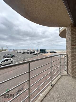 Deze instapklare studio is gelegen op de eerste verdieping van de residentie ZON EN ZEE, de residentie is perfect georiënteerd en geniet van enorm veel lichtinval. De studio omvat een ruime woonkamer met slaaphoek die afgescheiden wordt van het leefgedeelte door de open keuken. De badkamer beschikt over een douche en toilet. Grenzend aan de woonkamer vinden we het zonnig terras terug vanwaar een schitterend zicht open zicht is. De residentie verkeert in uitstekende staat en er is de mogelijkheid om een berging bij te kopen (7.500EUR).