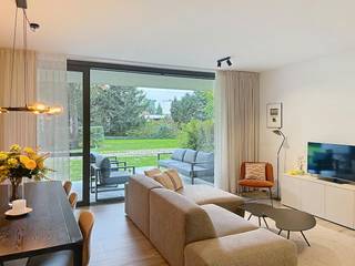 De snelste manier om een bezoek te brengen aan dit appartement? Vraag je bezoek aan via de rode knop op onze website (www.dewaele.com) en je wordt gecontacteerd door één van onze verhuurexperten. <br /><br />Lichtrijk appartement met 2 slaapkamers, zonnig terras en uiterst ruime garage, gelegen in een rustige residentie te Rumbeke. <br /><br />Het appartement heeft volgende indeling:<br />- Inkom met apart toilet en ingebouwde kast<br />- Lichtrijke leefruimte voorzien van grote raampartijen<br />- Open keuken met eilandblok voorzien van kookplaat met dampkap, spoelbak, combi-oven, vaatwas en ingemaakte kasten<br />- Berging voorzien van aansluiting wasmachine <br />- 2 slaapkamers<br />- Badkamer voorzien van dubbele lavabo in meubel en inloopdouche<br />- Zeer ruim terras met zicht op groen<br />- Ruime, afgesloten garagebox voorzien van extra bergruimte<br />- Privatieve kelderberging<br /><br />Extra kenmerken:<br />- Uiterst kwalitatieve afwerking<br />- Heel veel lichtinval door aanwezigheid van grote raampartijen<br />- Ruim, zonnig terras palend aan de gemeenschappelijke tuin<br />- Centraal gelegen nabij het centrum van Rumbeke en Roeselare vlakbij winkels, openbaar vervoer, invalswegen,...<br /><br />Garage en kelderbing verplicht bij te huren: 75,00 euro /maand <br /><br />Ben jij geïnteresseerd in dit unieke appartement te huur in Rumbeke? Aarzel dan niet ons te contacteren.