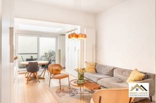In een rustige straat in Ledeberg, op slechts 10 minuten fietsen van het centrum van Gent, bevindt zich deze instapklare en smaakvol gerenoveerde woning. Bij het betreden van de woning valt meteen de warme en uitnodigende inkomhal op, die naadloos overgaat in de lichtrijke leefruimte. De open indeling, met een gezellige zithoek en eetplaats, creëert een aangenaam ruimtegevoel. Dankzij de grote raampartij en lichtkoepel geniet je hier de hele dag van overvloedig natuurlijk licht en een mooi zicht op het terras. Vooraan bevindt zich de praktische keuken. Op de eerste verdieping vind je een stijlvolle badkamer uitgerust met zowel ligbad als douche, een apart toilet en een eerste volwaardige slaapkamer. De bovenverdieping, bereikbaar via een mooie traphal, biedt plaats aan nog twee comfortabele slaapkamers. De woning onderging een grondige renovatie in 2016 (EPC B, asbestveilig en elektriciteit conform) en werd in 2025 verder geoptimaliseerd op vlak van energiezuinigheid door de installatie van 4 zonnepanelen en airco (warmtepomp) in de slaapkamers. De ligging vormt een absolute meerwaarde: vlotte verbindingen via de R40, E17 en E40, openbaar vervoer en winkels op wandelafstand, en een levendige buurt met gezellige horecazaken en een wekelijkse markt. Voor ontspanning liggen Park de Vijvers en de Schelde vlakbij. Een ideale woning voor wie rustig wil wonen, met de stad binnen handbereik. Vraagprijs = krijgprijs. Bezoekdag: 16/05. Inschrijven via mail naar tommy@immo-home.be, geen telefonische inschrijvingen! Volg ons op Fb en Insta. Voor meer info: www.immo-home.be. GRATIS SCHATTING &amp; GRATIS FINANCIEEL ADVIES