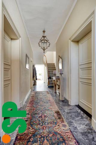 Zeer ruim herenhuis met een bewoonbare oppervlakte van 955m², gelegen op een perceel van 1HA 21A 94CA.<br /><br />Indeling gelijkvloers: inkomhall met gastentoilet, salon, eetkamer, veranda, keuken, bijkeuken en wasplaats. Voorts is er op het gelijkvloers een kantoor met aparte ingang bestaande uit 2 aparte bureaus, één grote ruimte en 2 aparte toiletten. Ook is er achteraan een aparte studio met slaapkamer, badkamer en woonkamer.<br />Indeling 1e verdieping: nachthall, 4 slaapkamers, 2 badkamers, kitchenette en woonkamer.<br />Indeling 2e verdieping: nachthall, 3 slaapkamers en zolderruimte.<br /><br />Dit uitzonderlijke pand, gelegen in het "mooiste dorp van Vlaanderen", fungeerde jarenlang als woonst met notariaat. Door de grote oppervlakte van zowel het gebouw als het perceel biedt deze eigendom meerdere mogelijkheden: hotel, restaurant, B&B, co - housing, vrije beroepen, evenementen, ..<br /><br />Het gebouw werd degelijk gebouwd, doch is aan renovatie toe.<br /><br />De eyecatcher van deze eigendom is de volgroeide en aangelegde parktuin met tal van eeuwenoude inheemse loofbomen. Deze oase van rust is de "groene long" van Oud - Rekem. <br /><br />Deze eigendom is gelegen in de dorpskern van het historische Oud - Rekem met een vlotte verbinding naar E314 en op 15 min van Maastricht.<br /><br />EPC: 609 kWh / m².<br /><br />Nog vragen? Neem dan zeker contact op met Immo SP te Hasselt op 011/49 08 10 of via info@immosp.be.