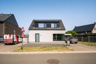 Op een uitstekende ligging, op wandelafstand van het dorpscentrum, bevindt zich deze totaal gerenoveerde woning. <br /><br />Bij het binnenkomen wordt u verwelkomd in een ruime inkomhal met gastentoilet en een praktische ingemaakte vestiaire. Van hieruit bereikt u de ruime leefruimte, die dankzij een stijlvolle nieuwbouwuitbreiding geniet van een overvloed aan natuurlijk licht. De woonkamer, eetplaats en open keuken vloeien naadloos in elkaar over. De grote raampartijen creëren een fijne connectie met de tuin.<br /><br />De moderne open keuken werd afgewerkt met kwalitatieve materialen. Aansluitend bevinden zich een praktische wasplaats en de toegang tot de kelder, ideaal als extra bergruimte.<br /><br />Op de eerste verdieping vindt u drie volwaardige slaapkamers (16m²/13m²/13m²) en een bijzonder ruime badkamer. <br /><br />Verder beschikt de woning nog over een ruim terras en een aparte garage met automatische poort. <br /><br />Troeven:<br />+ Volledig gerenoveerde woning (2018) met nieuwbouwuitbreiding<br />+ Centrale ligging op wandelafstand van het dorpscentrum en met een vlotte verbinding naar de belangrijkste invalswegen<br />+ Ruim perceel van 666 m² met onderhoudsvriendelijke tuin<br />+ Drie volwaardige slaapkamers en een ruime badkamer<br />+ Praktische wasplaats, kelder en aparte garage bieden extra bergruimte <br />+ Uitgerust met 12 zonnepanelen <br /><br />Heeft u interesse in deze mooie woning? Neem dan contact op met VB Vastgoed via 03 337 50 70 of info@vbvastgoed.be.