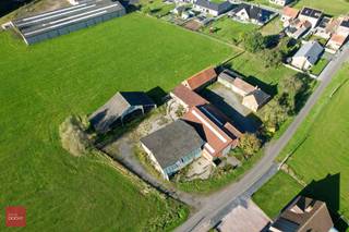 Hoeve met oude woning, stallingen, schuur en hangar op ca. 5.000m² ...