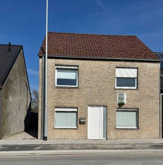 Ontdek deze instapklare woning in de Lekestraat te Koekelare, een strategische locatie tussen De Mokker en Leke, met vlotte verbinding naar Diksmuide. De woning bevindt zich op een ruim perceel van 725 m² en biedt een uitstekende combinatie van comfort en functionaliteit.<br /><br />Indeling:<br />Bij binnenkomst betreedt u de inkomhal die uitgeeft op de lichtrijke woonkamer met open, ingerichte keuken. Aansluitend bevindt zich de was- en bergruimte met directe toegang tot de zonnige tuin. Verder op het gelijkvloers zijn er een privatief toilet en een bureauruimte, ideaal voor thuiswerk of hobby's.<br /><br />Op de eerste verdieping vindt u een nachthal die toegang biedt tot drie volwaardige slaapkamers en een badkamer uitgerust met een douchecabine, lavabomeubel en toilet.<br /><br />Daarnaast beschikt de woning over een inpandige garage, bereikbaar via de zij-ingang van de woning en de achterliggende bergruimte.<br /><br />Troeven:<br />- Asbestveilige woning<br />- Energiezuinig met EPC-label C<br />- Instapklaar en voorzien van alle nodige faciliteiten<br />- Gelegen op een uitstekende locatie<br /><br />Interessante investeringsmogelijkheid!<br />Momenteel is de woning verhuurd, wat deze eigendom bijzonder interessant maakt als belegging op de vastgoedmarkt.<br /><br />STARTPRIJS, Elk bod boven deze startprijs wordt voorgelegd aan de eigenaars, die al dan niet kunnen akkoord gaan met deze bieding.<br /><br />Interesse in deze woning? Contacteer ons voor meer informatie of een bezichtiging!