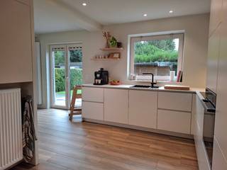 <p>Instapklare gerenoveerde woning in Brugge met een startprijs van 390.000 EUR.</p><p>Deze halfopen bebouwing met 165 m² bewoonbare oppervlakte werd in 2018 volledig gerenoveerd. In 2022 is een stuk nieuwbouw geplaatst met nieuwe keuken, garage en oprit.</p><p>Indeling:<br />Gelijkvloers: Inkomhal met vestiaire en toilet. Living en eetplaats, nieuwe keuken (2022) met nieuwe toestellen en automatisch gestuurd ventilatiesysteem, koele berging en toegang tot kelder, nieuwe inpandige garage met elektrische poort. Zuidgerichte tuin met ruim tuinhuis (betegeld en nieuw dak). Via tuinhuis toegang tot achteruitweg.</p><p>1ste verdieping: slaapkamer 1 met tuinzicht en ruime ingemaakte kasten, slaapkamer 2, slaapkamer 3 en badkamer met toilet, bad/douche en dubbele wastafel.</p><p>Geïsoleerde zolder via trapladder. Met zijraam en dakvenster. Mogelijkheid tot extra slaapkamers.</p><p>Troeven:<br />- Dichtbij winkels, scholen en openbaar vervoer<br />- Op 10 minuten fietsen van centrum Brugge<br />- Vlot bereikbaar via expresweg<br />- EPC B<br />- Asbestveilig en recente elektrische keuring<br />- 10 zonnepanelen<br />- Groen uitzicht vanuit de woning<br />- Inpandige garage met oprit, altijd parkeerplaats<br />- Regenwaterput 10.000 liter met pomp en filters (voor wasmachine en toiletten)<br />- Slaapkamers en leefruimte voorzien van elektrische rolluiken.</p><p>Bel voor afspraak naar Jens Lemant via het telefoonnummer in dit zoekertje.<br />()</p>