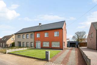 Rustig gelegen en toch vlot bereikbaar, vinden we deze deels gerenoveerde gezinswoning terug. Deze eigendom beschikt over een nieuw dak,...