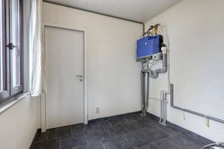 Maison à rénover à vendre dans la Kerkhofstraat à BoomDisposition : - hall d'entrée- salon spacieux avec beaucoup de lumière- cuisine- rangement- grand jardinPremier étage :- chambre 1 - chambre 2 - salle de bainDeuxième étage :- chambre 3- chambre 4Il y a également un grenier spacieux et un sous-sol.Situation : Cet appartement à louer est situé dans la Kerkhofstraat à Boom. Les magasins se trouvent à proximité. Par l'A12 et l'E19, vous bénéficiez également d'une connexion fluide vers Anvers, Malines et Bruxelles.Détails :- garage et parking arrière- score EPC favorable- grand jardin- 4 chambres (possibilité d'une 5e chambre)- climatisationVous recherchez un bien immobilier à vendre à Boom ? N'hésitez pas à contacter l'un de nos collègues de Dewaele Real Estate pour obtenir des conseils.