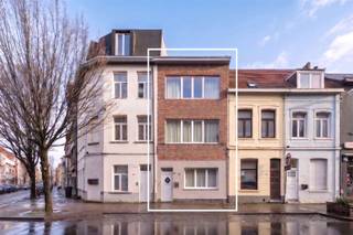 <p>Volledig gerenoveerde gezinswoning met 4 ruime slaapkamers en EPC B</p><p>Deze volledig gerenoveerde gezinswoning aan de Boomsesteenweg 318 in Antwerpen combineert ruimte, energiezuinigheid en een centrale ligging. Met vier volwaardige slaapkamers, een EPC B, een nieuw dak, een nieuwe verwarmingsinstallatie, een gemoderniseerde badkamer en keuken en een conforme elektrische installatie is deze woning volledig instapklaar.</p><p>De woning beschikt over vier ruime slaapkamers. De gemoderniseerde keuken en badkamer zorgen voor hedendaags wooncomfort, terwijl het nieuwe dak, de nieuwe verwarmingsinstallatie en het gunstige EPC B-label bijdragen aan een energiezuinige en zorgeloze woonervaring.<br />Achteraan bevindt zich een onderhoudsvriendelijke koer.</p><p>De centrale ligging vormt een extra troef. De woning bevindt zich vlak bij de A12, de Antwerpse Ring, de Abdijstraat met haar uitgebreide winkelaanbod en het Kielpark. Ook scholen, openbaar vervoer en andere dagelijkse voorzieningen liggen in de onmiddellijke omgeving.</p><p><strong><u>Indeling</u></strong><br />- Gelijkvloers: inkomhal, leefruimte, gemoderniseerde keuken, badkamer en koer.<br />- Eerste verdieping: twee ruime slaapkamers.<br />- Tweede verdieping: twee ruime slaapkamers.</p><p><strong><u>Troeven</u></strong><br />- Centrale ligging<br />- EPC B<br />- Vier ruime slaapkamers<br />- Nieuw dak<br />- Nieuwe verwarmingsinstallatie<br />- Conforme elektrische installatie<br />- Volledig gerenoveerd en instapklaar</p><p>Interesse? Neem gerust contact op voor meer informatie of een bezichtiging: <strong>info@markasa.be</strong> of <strong>03/827.72.92</strong></p>