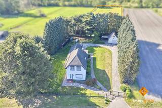 <p><span>Deze woning is gelegen op een ruim perceel van 59a50ca, omgeven door velden en weilanden en vlakbij het bos.</span></p><p><span> </span></p><p><span>Indeling gelijkvloers:</span><span> inkomhal, woonkamer, eetkamer, keuken, sas, badkamer, apart toilet, multifunctionele ruimte (berging, wasplaats, ...)</span></p><p><span> </span></p><p><span>Indeling verdieping:</span><span> nachthal, 3 slaapkamers. </span></p><p><span> </span></p><p><span>De woning beschikt tevens over een zolder voor extra bergruimte. </span></p><p><span> </span></p><p><span>Achter de woning bevindt zich een vrijstaande garage met zolder. </span></p><p><span> </span></p><p><span>Op het achterliggende weiland bevindt zich een paardenstal met 2 boxen. </span></p><p><span> </span></p><p><span>Troeven:</span></p><ul><li><span>Volledig op te frissen naar eigen smaak en behoeften</span></li><li><span>Perceel van 59a50ca, ideaal voor dieren- of natuurliefhebbers</span></li><li><span>Omgeven door velden en weilanden</span></li><li><span>Vlakbij het bos met diverse wandel-, fiets- en ruiterroutes</span></li><li><span>Unieke ligging</span></li></ul>
