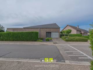 <strong>VRIJSTAANDE WONING MET EEN VOLLEDIG INGERICHT EN VERGUND BIJGEBOUW OP EEN PERCEEL VAN 7A33CA TE DILSEN. </strong><br /><br /><strong>TROEVEN</strong><br />- Tijdloze, hedendaagse uitstraling.<br />- Zeer goed onderhouden.<br />- Ideale ligging nabij natuur-, wandel- en fietsgebieden.<br />- Vrijstaande woning met veel privacy.<br />- Volledig NIEUW, vergund en ingericht bijgebouw met hoogwaardige materialen.<br />- Geschikt voor zorgwonen, kangoeroewonen, praktijkruimte of thuiswerk.<br />- Omheinde tuin met carport, berging en overdekt terras.<br />- Nieuw dak en diverse renovaties uitgevoerd in 2025.<br /><br /><strong>KELDERVERDIEPING</strong><br />Kelderruimte (5,31 m x 5,07 m = 26,92 m²) : tegelvloer.<br /><br /><strong>GELIJKVLOERS</strong><br />Inkomhal (2,32 m x 3,00 m = 6,96 m²) : inbouwkasten, tegelvloer.<br />Woonkamer (4,30 m x 6,41 m = 27,56 m²) : parketvloer.<br />Keuken (7,25 m x 4,30 m = 31,18 m²) : geïnstalleerd met onder- en bovenkasten, lades, koelkast, vaatwasser, combi-oven, keramische kookplaat, dampkap, tegelvloer.<br />Toilet (2,04 m x 0,90 m = 1,84 m²) : zittoilet met lavabo, tegelvloer.<br />Wasplaats (3,04 m x 3,09 m = 9,39 m²) : lavabo met onderkast, inbouwkasten, aansluiting wasmachine en droogkast, tegelvloer.<br />Sas (3,55 m x 1,15 m = 4,08 m²) : achteringang, tegelvloer.<br />Inpandige garage (3,00 m x 6,35 m = 19,05 m²) : inbouwkasten, sectionale poort.<br /><br /><strong>VERDIEPING +01</strong><br />Overloop (4,00 m x 1,00 m = 4,00 m²) : laminaatvloer.<br />Badkamer (3,80 m x 3,00 m = 11,40 m²) : geïnstalleerd met dubbele lavabo, onderkasten, kolomkasten, ligbad, douche en toilet, tegelvloer.<br />Slaapkamer 1 (6,06 m x 2,95 m = 17,88 m²) : inbouwkasten, laminaatvloer.<br />Slaapkamer 2 (3,28 m x 3,14 m = 10,30 m²) : inbouwkasten, laminaatvloer.<br />Slaapkamer 3 (3,00 m x 3,12 m = 9,36 m²) : inbouwkasten, laminaatvloer.<br />Zolderruimte (3,60 m x 3,00 m = 10,80 m²) : CV-ruimte, bergruimte.<br /><br /><strong>EXTERIEUR</strong><br />- Carport + berging<br />- Omheinde tuin<br />- Overdekt, betegeld terras<br /><br /><strong>VERGUND BIJGEBOUW (geplaatst in 2025) <br />-</strong> 10,00m x 4,43m.<br />- Volwaardig ingericht als zorgwoning bestaande uit woonkamer, keuken, slaapkamer en badkamer. <br />- Inbouwkasten en maatwerk.<br />- Verwarmd met warmtepomp airco.<br />- Schuifraam.<br /><br /><strong>RENOVATIES 2025</strong><br />- Nieuw dak.<br />- Bijgebouw in tuin. <br />- Aanleg tuin.<br />- Omheining.<br />- Carport en berging.<br /><br />Bekijkt u deze advertentie via een aanverwante vastgoedsite, surf dan zeker naar onze website www.N78vastgoed.be voor een uitgebreide beschrijving en foto's. Meer info: +32 (0)89 86 18 88 of info@N78vastgoed.be.
