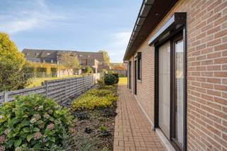 Deze solide en stevige open bebouwing is gelegen in een uiterst rustige straat in Kluisbergen. De woning situeert zich op het einde van een doodlopende straat op een zonnige perceel die toegankelijk is met de wagen en tevens ook ruime parkeerplaatsen voorziet. <br /><br />Deze open bebouwing werd gebouwd in 1991 en heeft een ruime gelijkvloerse verdieping waar zich momenteel alle ruimtes bevinden. De dakverdieping is toegankelijk met een uitneembare trap, en creëert mogelijkheden voor wie nog extra ruimte nodig zou hebben, nu of in de toekomst. <br /><br />LABEL E naar LABEL B <br />Met energielabel E is er nog ruimte voor verbetering op het gebied van energie-efficiëntie, wat een mooie kans biedt voor de nieuwe eigenaar om de woning verder te verduurzamen. Echter: indien men investeert in het vervangen van de decentrale verwarming naar centrale verwarming op op lucht/lucht warmtepomp met binnenunits gecombineerd met 4010WP (8 à 10 panelen) aan zonnepanelen wordt een E-peil van label B bekomen. <br /><br />Met een perceeloppervlakte van 751 m² en een bewoonbare oppervlakte van 190 m², biedt deze woning voldoende ruimte voor een gezin. De woning beschikt over twee ruime slaapkamers en 2 badkamers. Naast de gebruikelijke vertrekken heeft de woning ook 2 veranda's die het binnen-buitenleven enorm aanspreken, alsook een inpandige garage. <br />De zonnige tuin is tot slot uitgerust met een praktisch tuinhuis. <br /><br />Extra pluspunt:<br />De woning is asbestvrij. Enkel nog de golfplaten op het tuinhuis zijn asbesthoudend. <br /><br />Kortom, deze woning in Kluisbergen is een unieke kans voor wie op zoek is naar een ruime en comfortabele gezinswoning in een rustige omgeving. Mis deze kans niet en kom snel een kijkje nemen!<br /><br />Maak een afspraak met Margaux op 0479 61 53 82 of via e-mail naar info@immomargaux.be