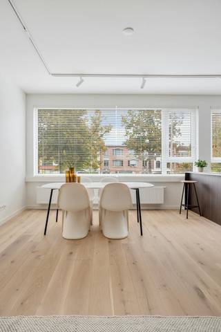 Dit appartement ademt rust en ruimte, waarbij overvloedig licht en een hoogwaardige afwerking centraal staan. Dankzij de vlotte verbindingen ben je in enkele minuten zowel op de Antwerpse Ring als in het stadscentrum. Openbaar vervoer, scholen en andere voorzieningen bevinden zich op wandelafstand, wat deze locatie bijzonder aantrekkelijk maakt voor wie stedelijk wil wonen zonder in te boeten aan rust en bereikbaarheid. <br /><br />Indeling: <br />- ruime inkomhal met apart gastentoilet <br />- lichtrijke woonkamer met hoogwaardig afgewerkte open keuken (36 m²) <br />- berging met aansluiting voor wasmachine/droogkast <br />- slaapkamer 1 (12,5 m²) <br />- slaapkamer 2 (9 m²) <br />- slaapkamer 3 (8 m²) <br />- badkamer met inloopdouche en dubbele wastafel (4,5 m²) <br />- groot west-gericht terras (10,5 m²) <br />- ruime kelderberging (11,5 m²) <br />- gemeenschappelijke fietsenstalling <br /><br />Gerenoveerd in 2026: <br />- natuurlijke eiken parket (geolied) die naadloos doorloopt in het ganse appartement en aansluit bij de tegelvloer van de badkamer <br />- 2 stalen deuren<br />- nieuwe ramen in het volledige appartement <br />- Ixina keuken (10 jaar garantie op de kasten en 5 jaar op de toestellen) <br />- achtergevel werd recent gerenoveerd <br />- veiligheidsdeur <br />- aparte voorziening voor wasmachine/droogkast <br />- alle sanitaire en elektrische leidingen vernieuwd <br />- volledige vernieuwingen van cv leidingen en radiatoren <br />- inclusief high quality led verlichting <br />- volledige renovatie werd uitgevoerd door een Belgische aannemer uit het Antwerpse<br />- achterste slaapkamer (met vrije gevels) is geïsoleerd<br /><br />Ondergrondse autostaanplaats aan te kopen voor 18.000 euro. <br /><br />Bent u geïnteresseerd in dit high end afgewerkt appartement te koop in Wilrijk? Aarzel dan niet om contact met ons op te nemen. Wenst u uw eigendom ook te koop of te huur te stellen? We helpen u graag verder. Steeds tot uw dienst om u verder te helpen met al uw vragen over vastgoed! <br /><br />Bestuursmaatregelen in het maatregelenregister: nee