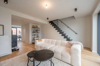 Prachtig duplex appartement te koop in Duinenwater met 2 terrassen en zijdelings meerzicht.Indeling:Inkomhal, vestiaire met gastentoilet, uitgeruste...