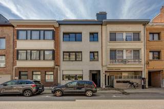<strong>Ligging</strong>: Centrum van Turnhout, dicht bij de watertoren, station, Zeshoek en cultureel centrum 'de Warande'.<br /><br /><strong>Indeling</strong>: inkomhal, washoek, toilet, woonkamer met open keuken,1 slaapkamers, douchekamer, terras, kelderberging<br />
<p><strong>Omschrijving:</strong> verzorgd éénslaapkamerappartement op de eerste verdieping, gelegen pal in het centrum van Turnhout. Omschrijving: inkomhal met apart toilet en washoek. Woonkamer met veel lichtinval en aansluitend ruim zuidgericht terras met voldoende privacy. Open keuken met kastwerk, dampkap, keramische kookplaat, combi-oven en ijskast met vriezer. Douchekamer voozien van badkamermeubel met ingebouwde wastafel en douche. Kelderberging. 1 slaapkamer. Geen lift aanwezig of autostaanplaats aanwezig. Publieke parkeerplaatsen in de onmiddellijke omgeving met gebruik van parkeerkaart. <br /><br />Het appartement is momenteeel verhuurd voor € 712,29 per maand (geïndexeerd). Opzeg voor eigen gebruik: 6 maanden vanaf akte<br /><br />Epc-score: 83 kWh/m² (label A) - conforme elektriciteit <br />Maandelijkse lasten: € 85 <br /><br /><strong>Bijzondere informatieplicht:</strong> in aanvraag<br /><br /><br /></p>
<p></p>