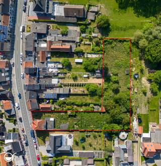 Prachtig te renoveren landhuis te koop in Melle, gebouwd rond 1930. Dit pand met authentieke elementen beschikt over een grote inkomhal, een living, eetplaats, keuken, kelder, badkamer en 4 slaapkamers. Er is een tuin van 1000m2, met bijgebouw en garage, en een weiland van 1800m2, ideaal voor wie graag dieren houdt. De bewoonbare oppervlakte bedraagt 267.00 vierkante meter.<br /><br />Het energieprestatiecertificaat (EPC) van deze woning heeft een waarde van 624.00 (energielabel F). Het dak is enkele jaren geleden vernieuwd en geïsoleerd, alle andere werken dienen nog uitgevoerd te worden.<br /><br />Het station van Gontrode bevindt zich op slechts 8 minuten stappen. In 15 minuten bent u aan het station Gent Sint-Pieters! Ook de basisschool is vlakbij.<br /><br />Dit landhuis is een unieke kans voor wie op zoek is naar een ruime woning met veel potentieel. <br />U kan een bezoek inplannen via geraardsbergsesteenweg138.rosseel.be of via onze website.