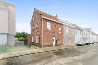 <p><strong>Te koop: instapklare halfopen eengezinswoning in de Hoveniersstraat, Vilvoorde, gelegen in een rustige wijk naast het centrum.</strong></p><p>Deze charmante woning uit de jaren 1920 combineert authentieke details met hedendaags comfort. Dankzij de ligging in een residentiële buurt geniet je van rust, terwijl scholen, openbaar vervoer, park, treinstation en invalswegen vlakbij zijn. De gezellige west georiënteerde tuin van 150 m² met terras en tuinhuis biedt een ideale plek om te ontspannen na een drukke dag. De woning is volledig instapklaar, waardoor je meteen kan verhuizen en genieten.</p><p><br /></p><p><strong>Belangrijkste ruimtes:</strong></p><p>• Inkomhal (4,0 m²)</p><p>• Woonkamer (14,2 m²) met aangename lichtinval</p><p>• Eetkamer (14,1 m²) aansluitend op de keuken</p><p>• Keuken (14,5 m²) met dubbele spoelbak, dampkap en gasfornuis</p><p>• Badkamer (4,8 m²) met inloopdouche, toilet en wastafel in meubel</p><p>• 3 slaapkamers (12,2 m²; 9,8 m²; 7,2 m²)</p><p>• Nachthal (5,1 m²)</p><p>• Kelder (1,3 m²)</p><p>• Zolder bereikbaar via zolderluik</p><p>• Tuin (150 m²) met terras en tuinhuis</p><p><br /></p><p><strong>Troeven:</strong></p><p>• Rustige ligging naast het centrum van Vilvoorde</p><p>• West georiënteerde tuin met terras en tuinhuis</p><p>• Instapklare eengezinswoning</p><p><br /></p><p><strong>Neem vandaag nog contact op met Selena Perez y Latorre via +32 2 335 11 13 voor een bezoek.</strong></p><p>JOUW DROOMHUIS. ZO GEVONDEN!</p>